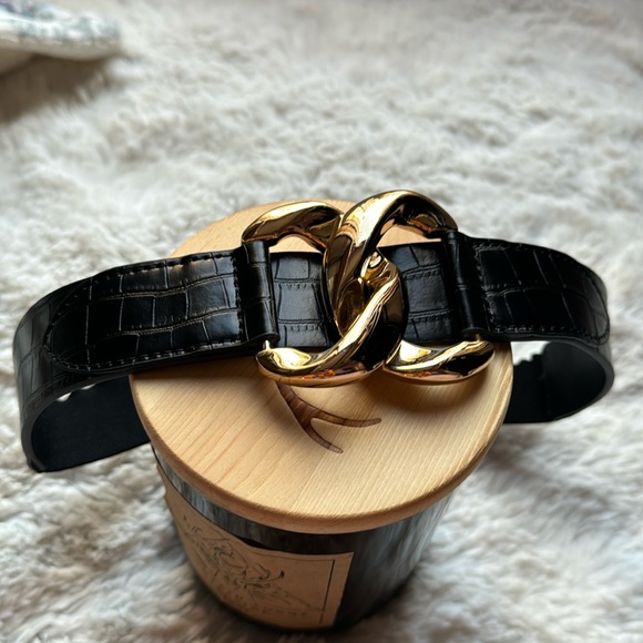 Like new! Super cute black belt